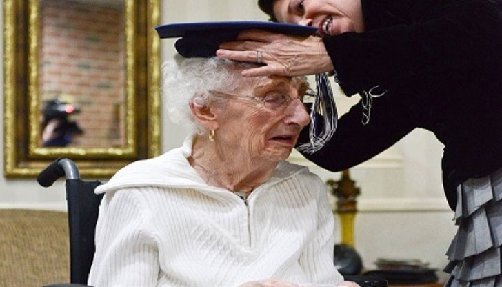 Въпреки това, благодарение на далечен роднина, Маргарет най-накрая получава почетна диплома за завършено средно образование