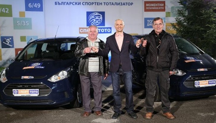 Двама късметлии потеглиха от студиото на Български спортен тотализатор с новите си автомобили