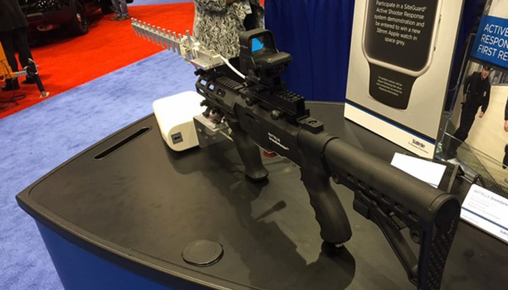 Стрелбата по дронове обаче също е нелегална, тъй като те биват класифицирани като летателни средства Стрелбата по дронове обаче също е нелегална, тъй като те биват класифицирани като летателни средства