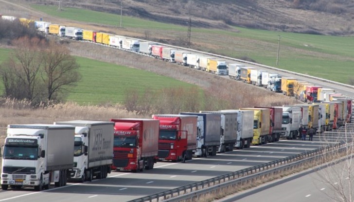 Опашката е заради бавната обработка на тировете и товарите на ГКПП Капитан Андреево на България