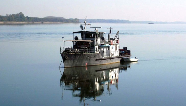 Две самоходки, плаващи под чужд флаг, са заседнали заради ниските води на Дунав
