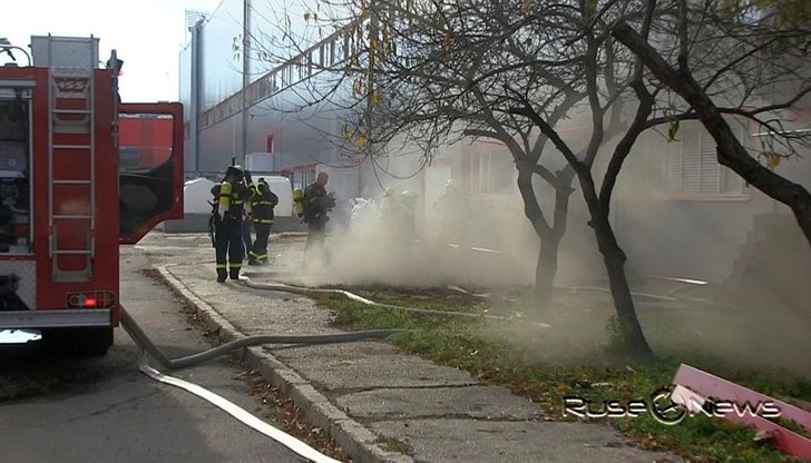 Пожар във фирма СЕТ в бившия завод за печатни платки вдигна на крак русенските огнеборци