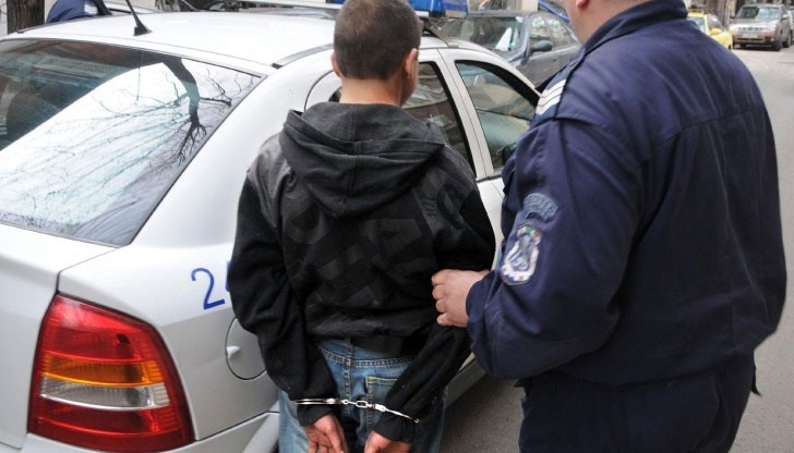 Полицаите са хванали младежа зад заведението "Малибу" / Снимката е илюстративна Полицаите са хванали младежа зад заведението "Малибу" / Снимката е илюстративна