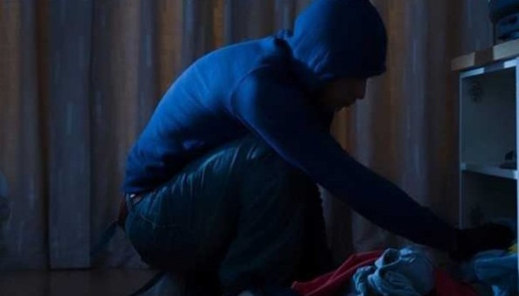 Апашите са задигнали 400 лева, четири златни пръстена, златно дамско колие и множество други дребни бижута Апашите са задигнали 400 лева, четири златни пръстена, златно дамско колие и множество други дребни бижута