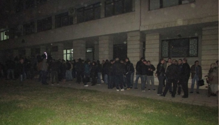 Над 100 полицаи излязоха на протест днес в 18.00 часа пред сградата на Областната дирекция на МВР в Русе