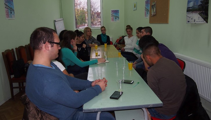 Младежите апелираха към повече извънкласни дейности и неформално образование Младежите апелираха към повече извънкласни дейности и неформално образование