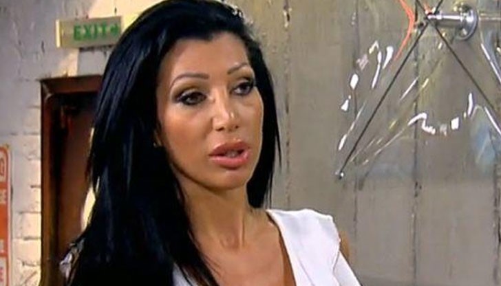 Брюнетката с проскубани вежди е осмивана зад гърба си заради провалената си кариера в Дубай, Брюнетката с проскубани вежди е осмивана зад гърба си заради провалената си кариера в Дубай,