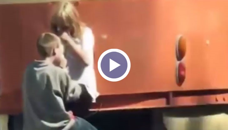 Любовна сцена като от филма "Титаник" явно може да се разиграе в реалния живот на трамвай