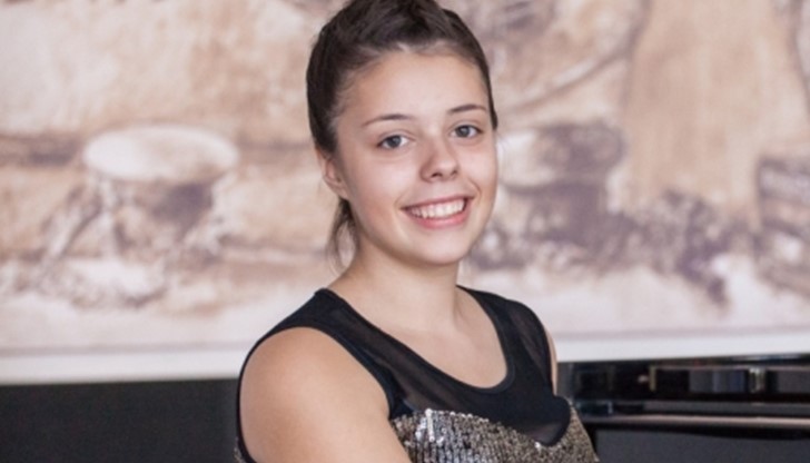 Катрин Терзич свири на пиано от 6- годишна и в момента е ученичка на клавирния педагог Евгени Желязков в НУИ „Проф. Веселин Стоянов“