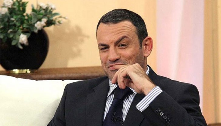 Палавият новинар не се посвенил да "посегне" на мадамата пред очите на притеснения шофьор Палавият новинар не се посвенил да "посегне" на мадамата пред очите на притеснения шофьор