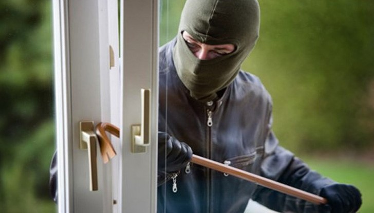 На място е извършен оглед и е установено, че в жилището е проникнато след взлом на входна врата На място е извършен оглед и е установено, че в жилището е проникнато след взлом на входна врата