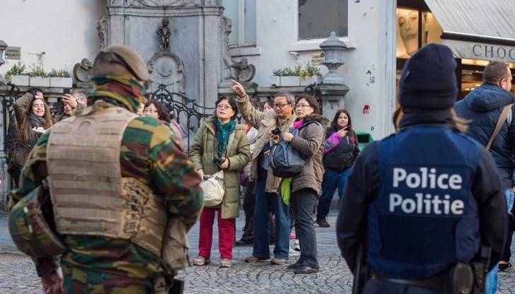 Туристити снимат атракции в Брюксел под засилена охрана на спецчасти
