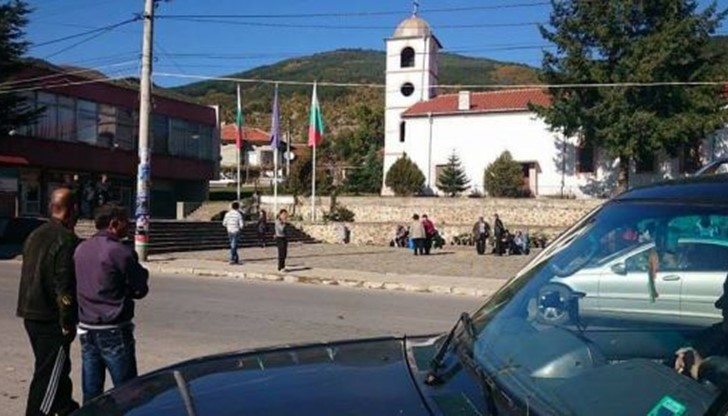 Бели бусове доставят в ромските махали сирене, кашкавал, олио и раздават пари