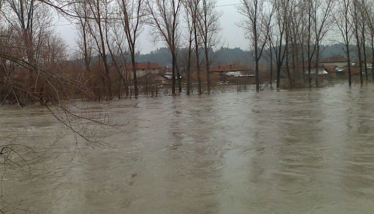 Възможни са наводнения в резултат на очакваните интезивни валежи днес и утре Възможни са наводнения в резултат на очакваните интезивни валежи днес и утре