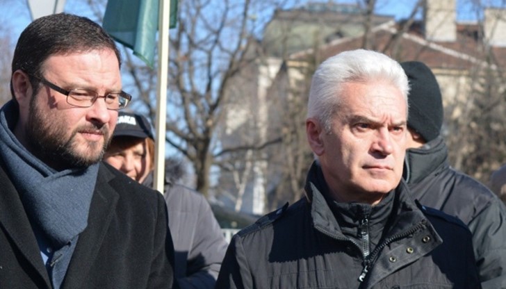 По-малко от 24 часа след ареста им, лидерът на "Атака" Волен Сидеров и заместникът му Десислав Чуколов излязоха на свобода