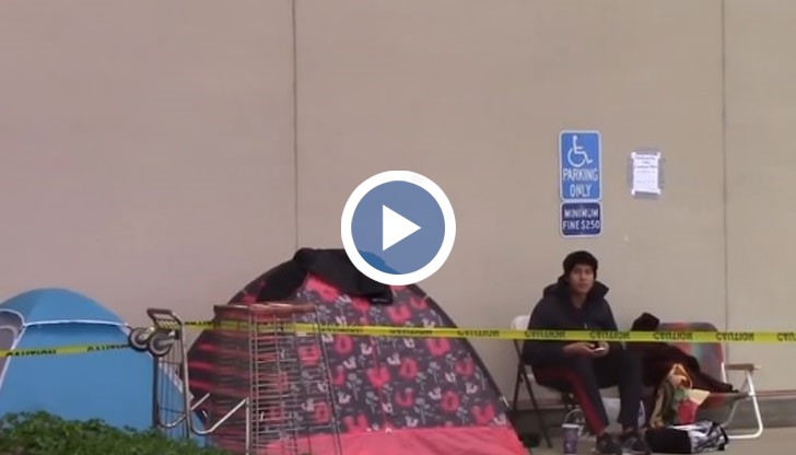Някои от маниаците дори спят на палатки пред магазините