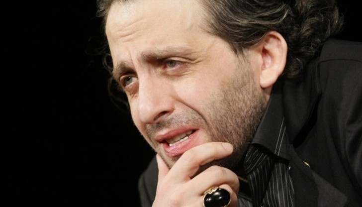 <p>Много е трудно човек да е безразличен към ритници от хора, на които е дал обувки!</p>
