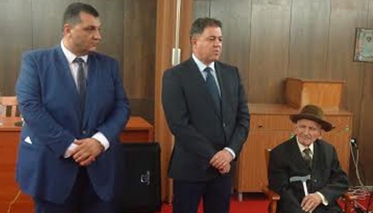 Г-н Станимир Станчев връчи плакет на Областен управител