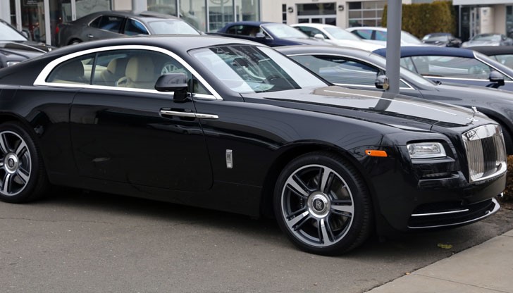 Ролс Ройс, бентлита, тузарски джипове, множество БМВ-та и мерцедеси също са били транспортирани към наказателния паркинг Ролс Ройс, бентлита, тузарски джипове, множество БМВ-та и мерцедеси също са били транспортирани към наказателния паркинг