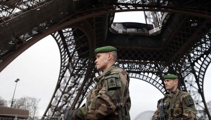 Парижката полиция отцепи Айфеловата кула