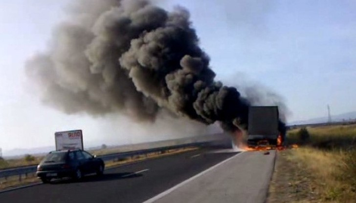 Въпреки действията на пожарникарите ТИР-ът изгорял /снимката е илюстративна/