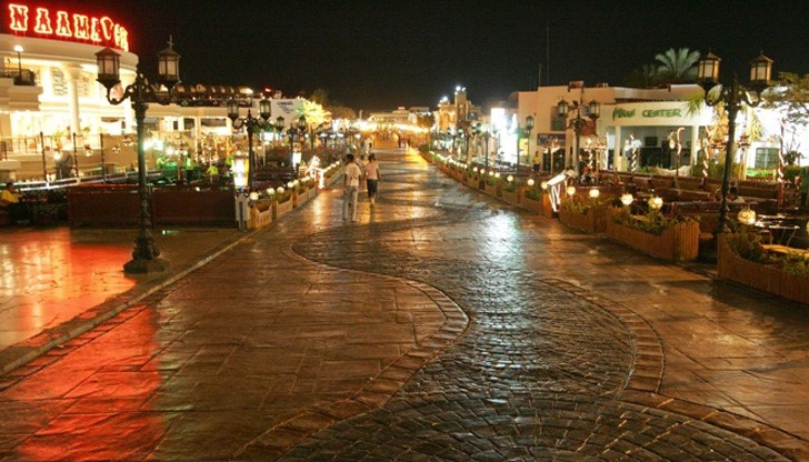 Нетрадиционни за това време от годината фотографии с пусти улици и празни заведения показват какво се случва с туризма