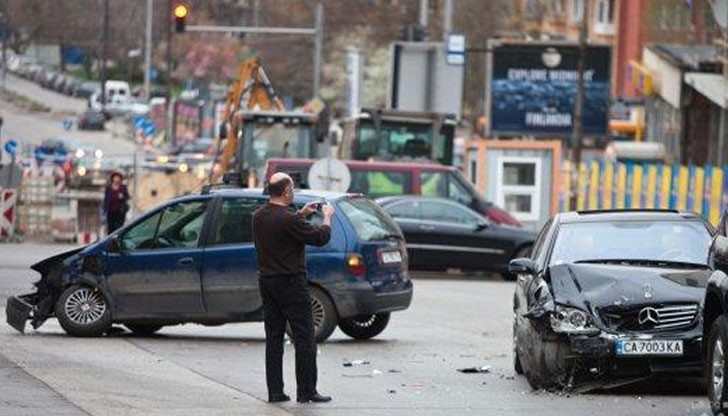 За секунди пътното платно се превърна в килим от резервни части За секунди пътното платно се превърна в килим от резервни части