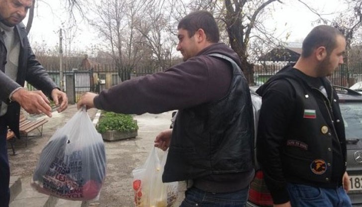 Освен това много дрехи, одеяла и чаршафи зарадваха настанените в приюта хора