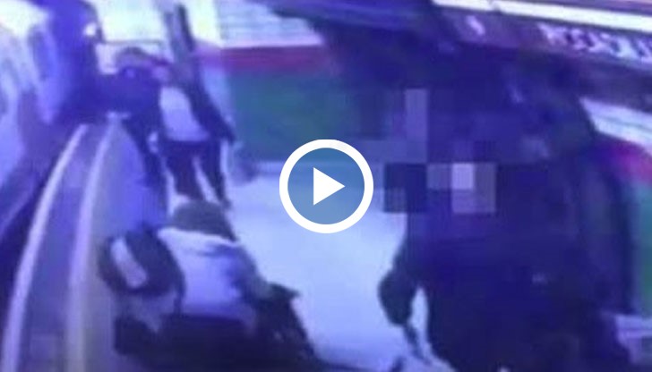 Инцидентът е станал на станция "Ватерло" и е заснет от камерите на видеонаблюдението