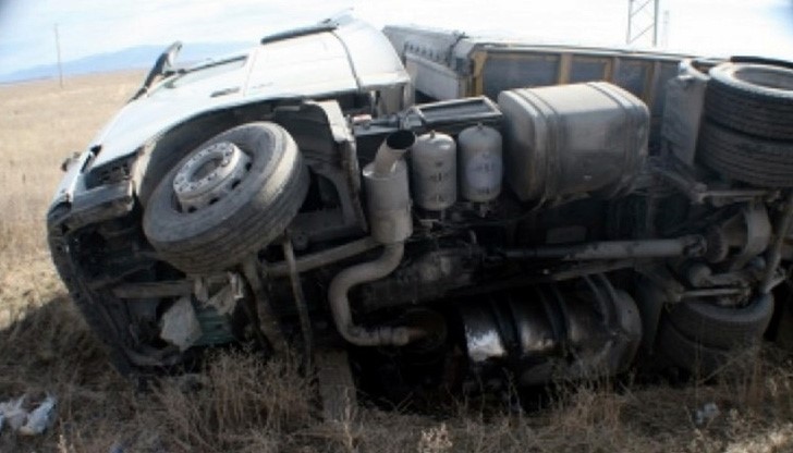 В резултат на катастрофата има щети по влекача и водачът е ранен /снимката е илюстративна/ В резултат на катастрофата има щети по влекача и водачът е ранен /снимката е илюстративна/