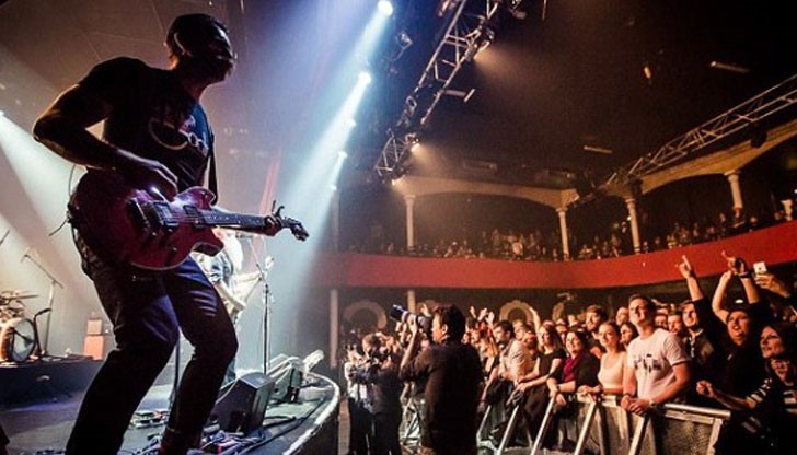 Джеси Хюз на сцената в „Батаклан“ – малко след това нахлуват тримата атентатори