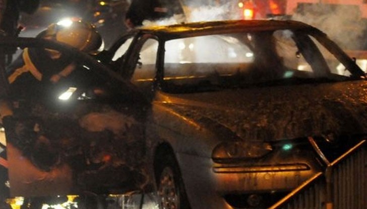 Автомобилът е преминал през купчина горящи листа и се е запалил / Снимката е илюстративна