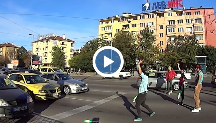 Ако шофьорите не са чак толкова изнервени, пускат вътре бакшиш и продължават по пътя си