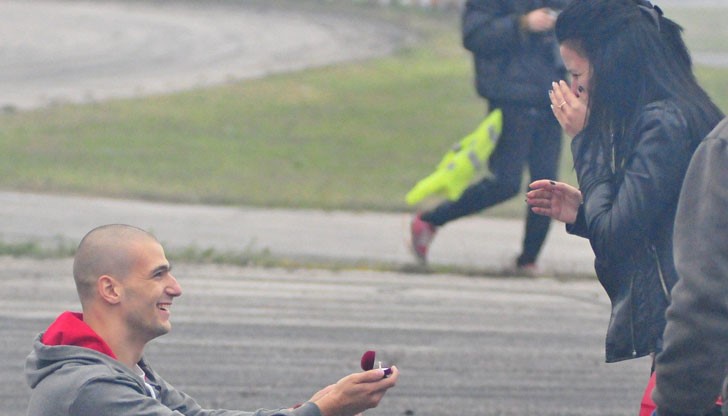 Интересно предложение за женитба изненада приятелката си един от зрителите