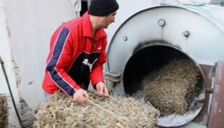 Баща и син отопляват своята къща за 65 евро на месец