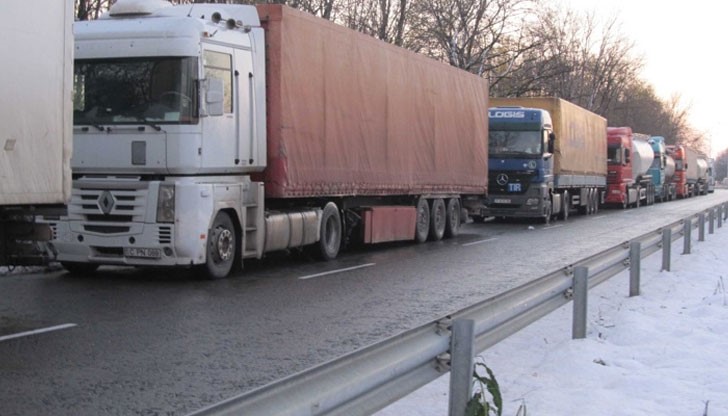 Общо 1250 камиони, превозващи турски износ, са спрени на руската граница