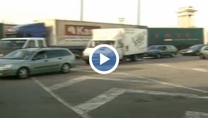 Километрични колони от камиони и автомобили на Дунав мост при Русе