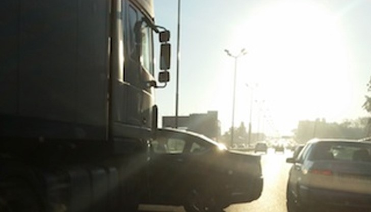 От удара автомобилът се е завъртял и е застанал напречно на пътя