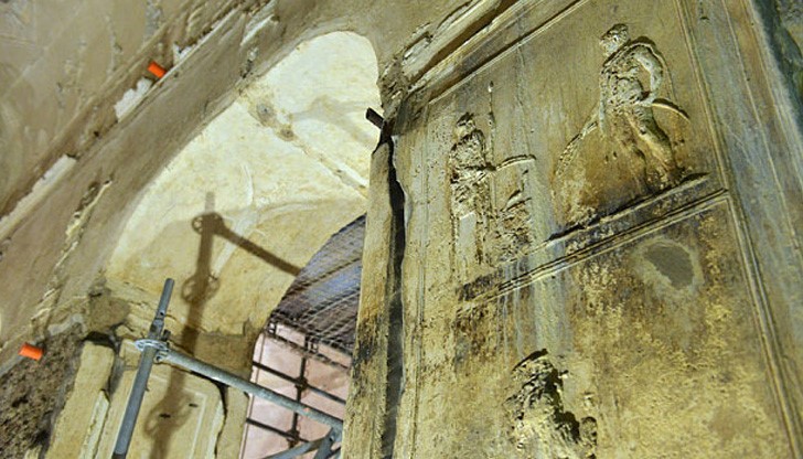 Базиликата се състои от три нефа, разделени от шест каменни колони и една апсида