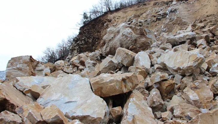 Пътят е затрупан, а в хижата има туристи, които са блокирани