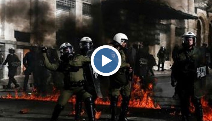 Въоръжени с пръти и блокчета младежи трошиха и палеха огньове