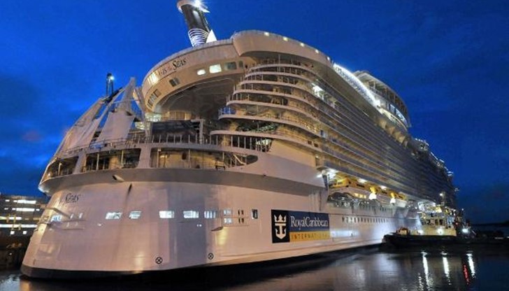 Нелегални мигранти бяха настанени на круизни кораби от германските власти Нелегални мигранти бяха настанени на круизни кораби от германските власти