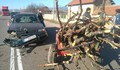 Автомобил "помете" каруца пълна с роми