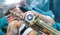 Пациент свири на саксофон, докато хирурзи му отстраняват мозъчен тумор