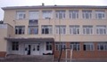 Ремонтират училище върху главите на учениците!
