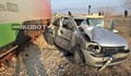Влак помете автомобил, заобиколил бариерите да не чака