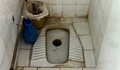 Смартфони задръстват училищна тоалетна