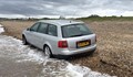 Баровец паркира колата си на плажа, морето я погълна
