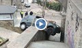 Жена качи колата си на  стълби