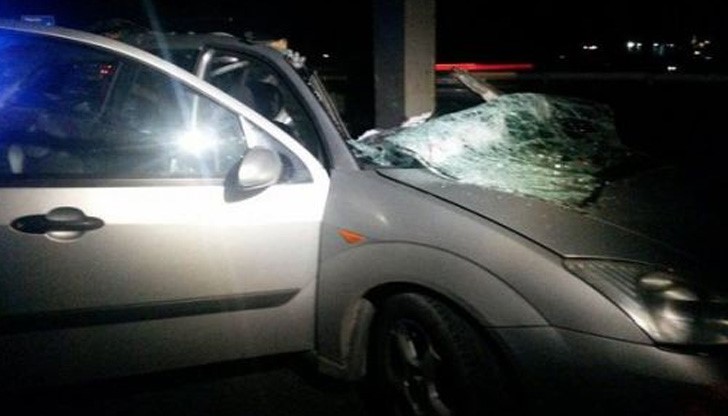 Кола е изхвърчала от пътното платно и се е забила в крайпътната ограда Кола е изхвърчала от пътното платно и се е забила в крайпътната ограда